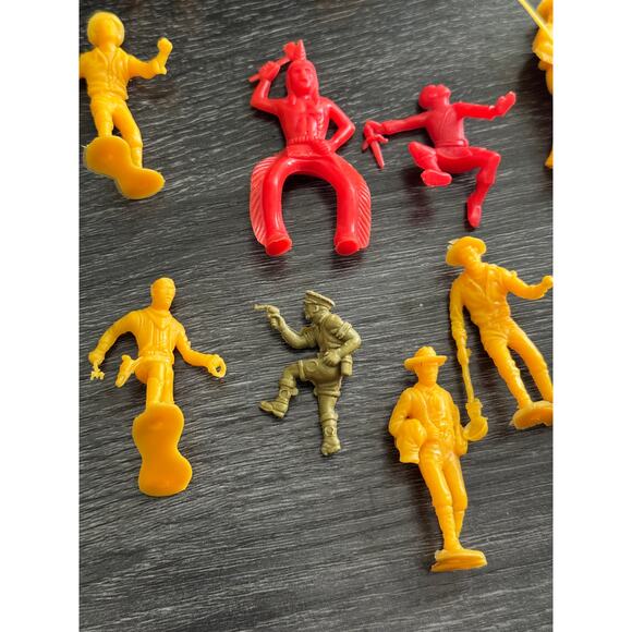 Vintage 1960s Lot Of Cowboys And Indians Plastic Figurines Army Military Western - Picture 3 of 7